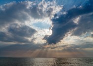 台风苏拉下的珠海情侣路，风雨中的坚韧与美丽