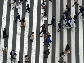 日本通过了2500亿美元的经济刺激计划，旨在提高工资和刺激经济增长