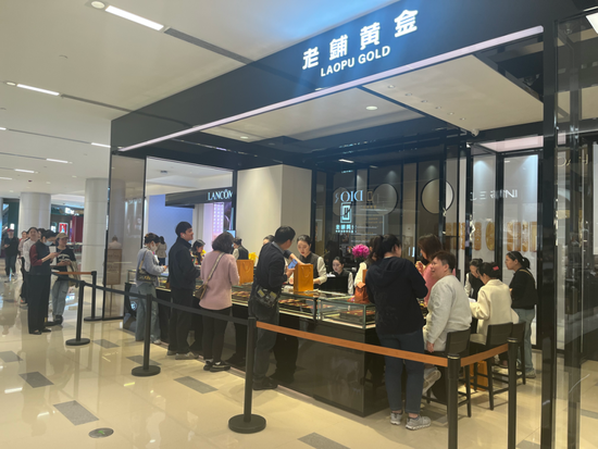 太火爆！实探老铺黄金涨价前夕：门店前排起长队！港股股价已暴涨近13倍